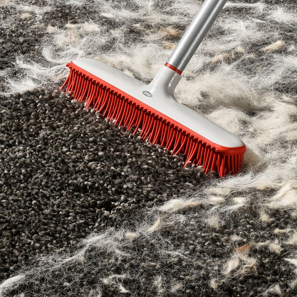 OXO Good Grips Fur Broom P4